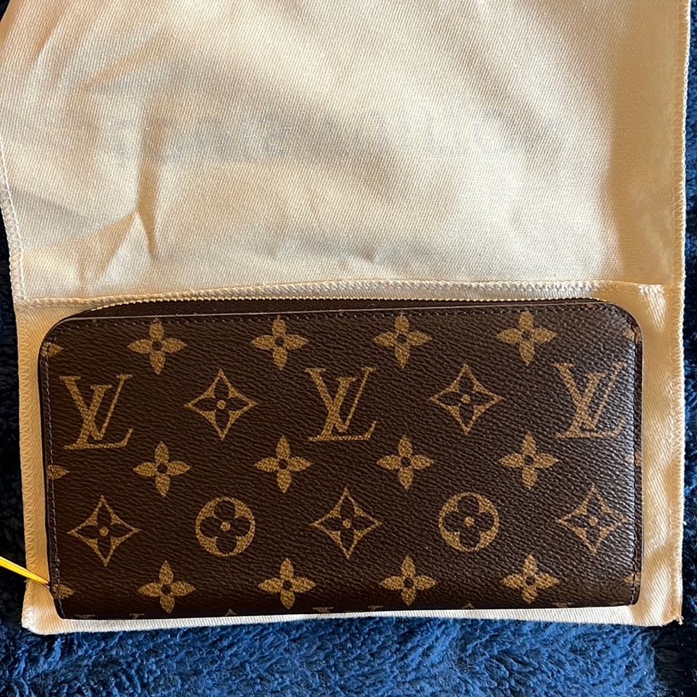 Louis Vuitton Zippy Wallet- full size